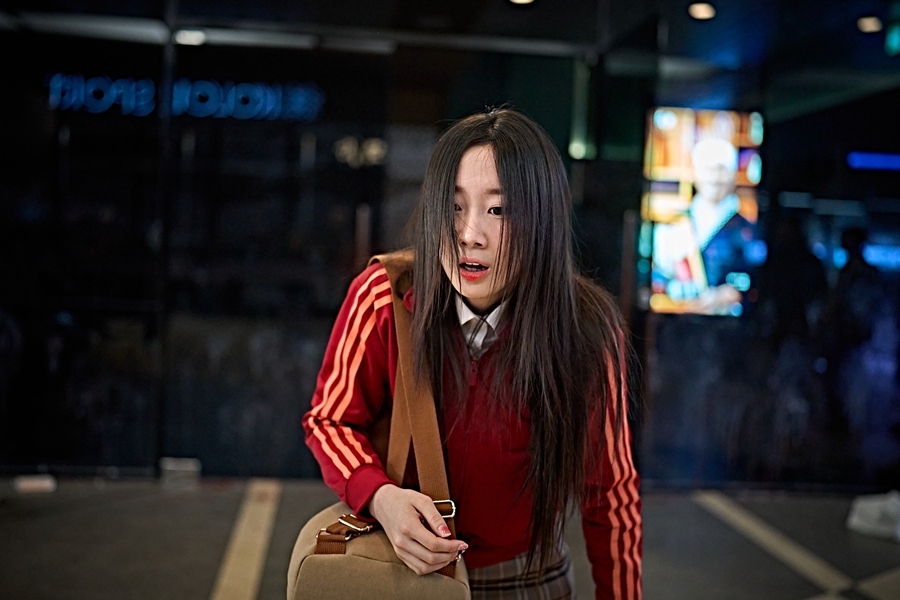 400만 '군체', 민폐빌런 일진소녀 누구?…배우 채서은 '주목'