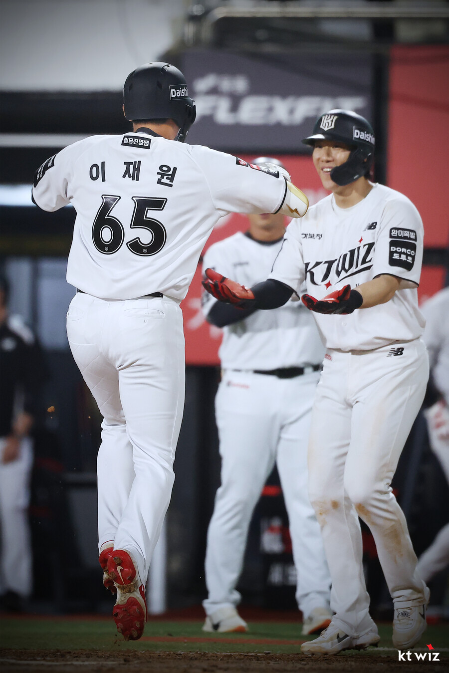 ▲ KT 신인 외야수 이재원은 4일 수원 LG전에서 대타로 나와 홈런을 날렸다. 1군 데뷔 첫 타석에서 나온 데뷔 첫 홈런이었다. ⓒ KT 위즈