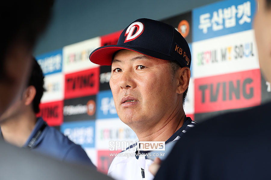 [포토S] 인터뷰 하는 김원형 감독