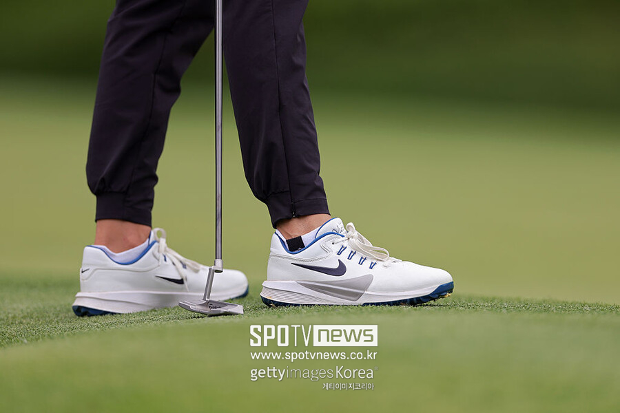 ▲ 르브론 제임스가 넬리 코다에게 선물한 골프화