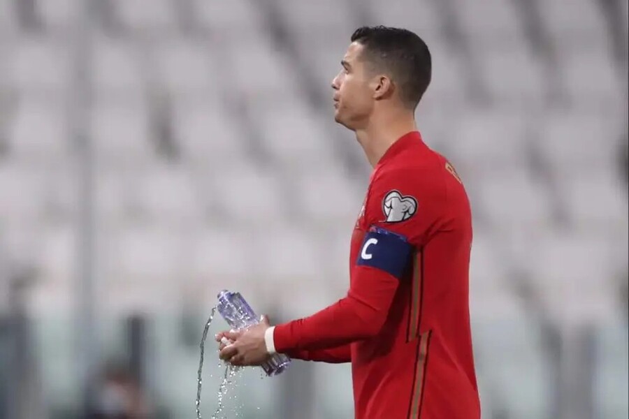 "명백한 돈벌이 정책" FIFA 결국 백기 들었다…월드컵 생수병 금지→전 세계 비난 폭주 끝 철회