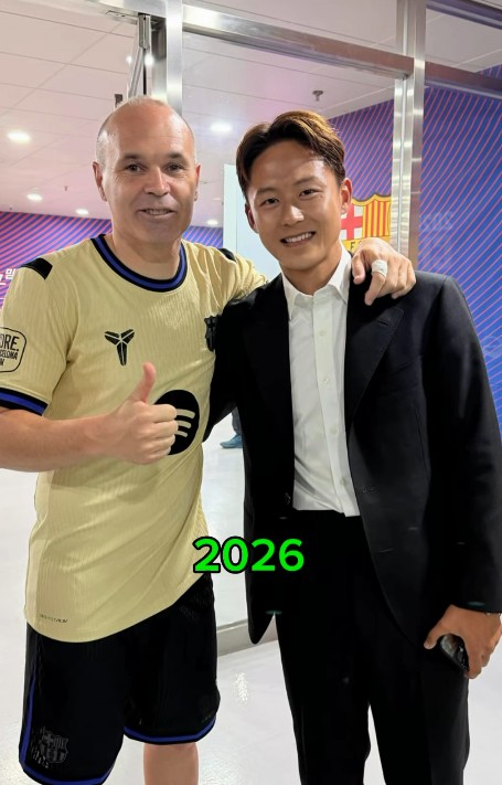 대박! '韓 슈퍼스타' 이승우, 12년 만에 특별한 만남 성사...'바르셀로나 레전드' 이니에스타와 '찰칵'