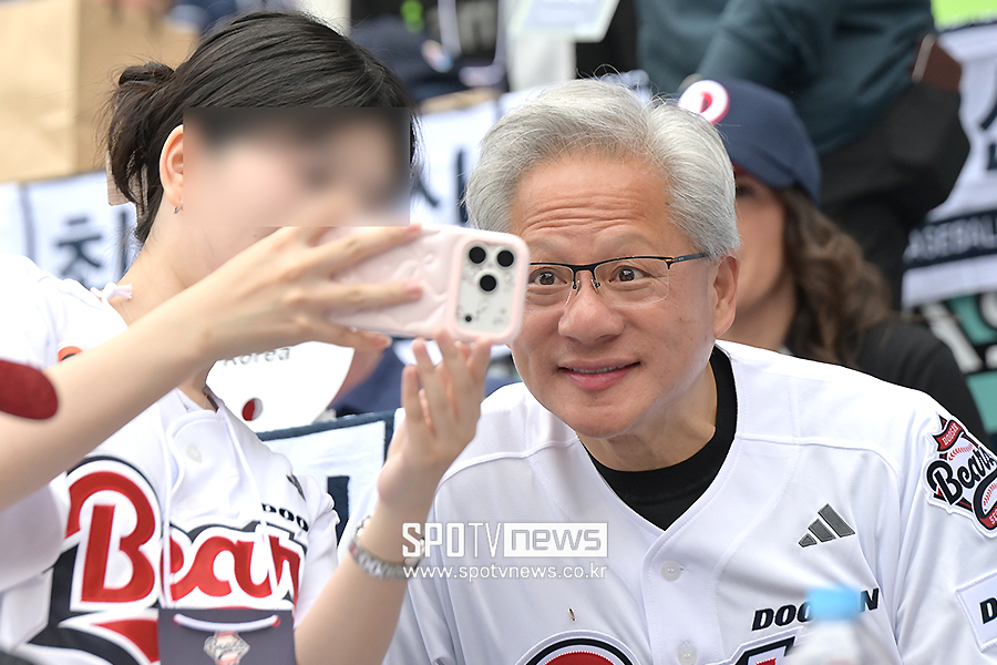 [포토S] 젠슨 황, '야구 팬과 기념 셀카~'
