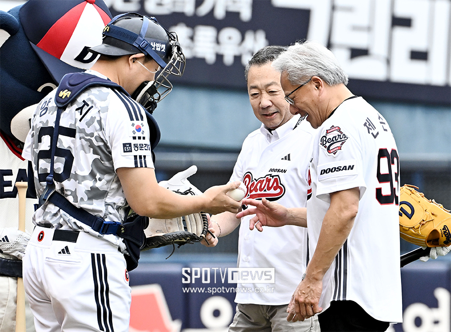 [포토S] 기념구 받는 젠슨 황