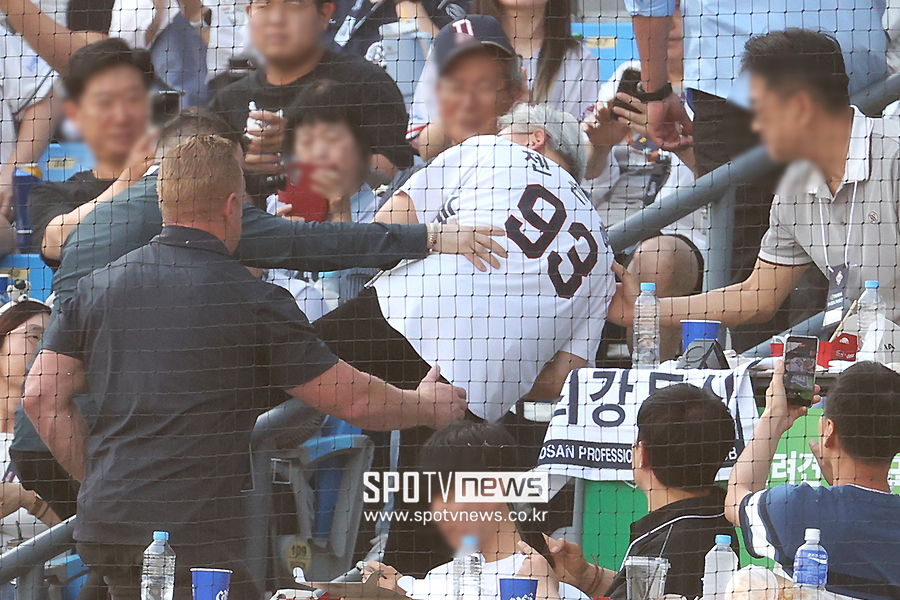 난간까지 넘은 젠슨 황, 90분 내내 팬서비스만 '대박'…시구 소감 묻자 "정말 형편없었죠"