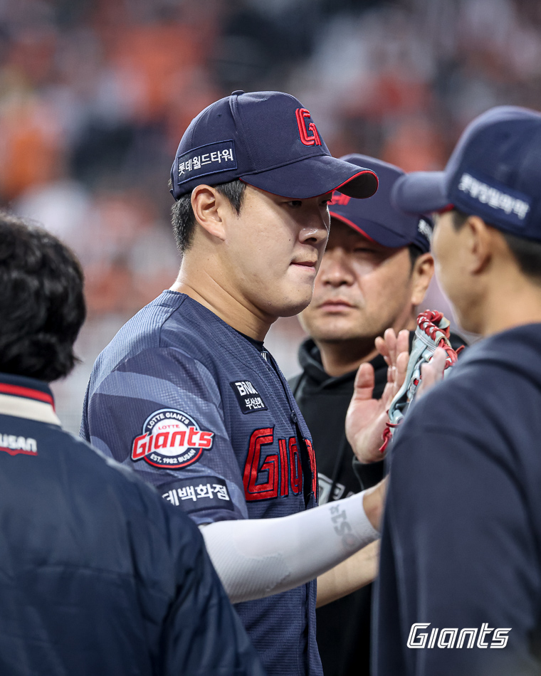 "계속 저러면 2군 가야지" 롯데 천재타자 작년 악몽 되풀이하나…한 타석 교체, 김태형의 강력 메시지