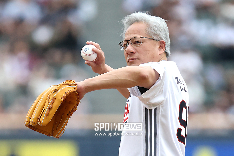 "사인 받으려 했는데" 젠슨 황 놓치고 웃음 터트린 서건창…대신 맹타 폭발→이렇게 두산 울렸다