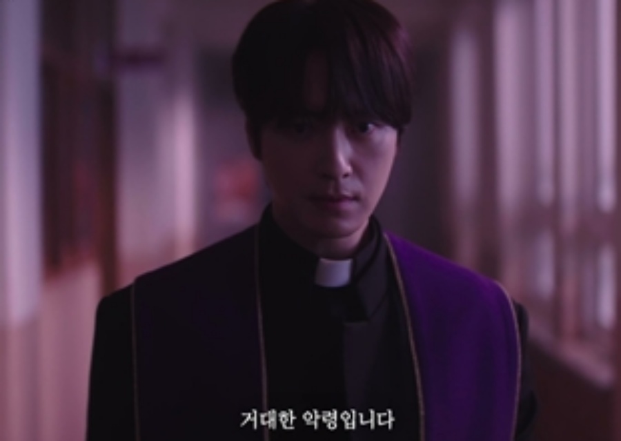 '각성' 이준혁, 사제복 비주얼 풀렸다…"주님, 여기에 오소서" 구마 의식까지