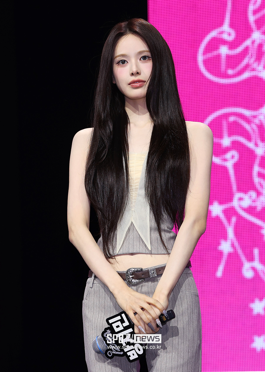 [포토S] 이즈나 방지민, '뼈말라 직각 어깨 라인'