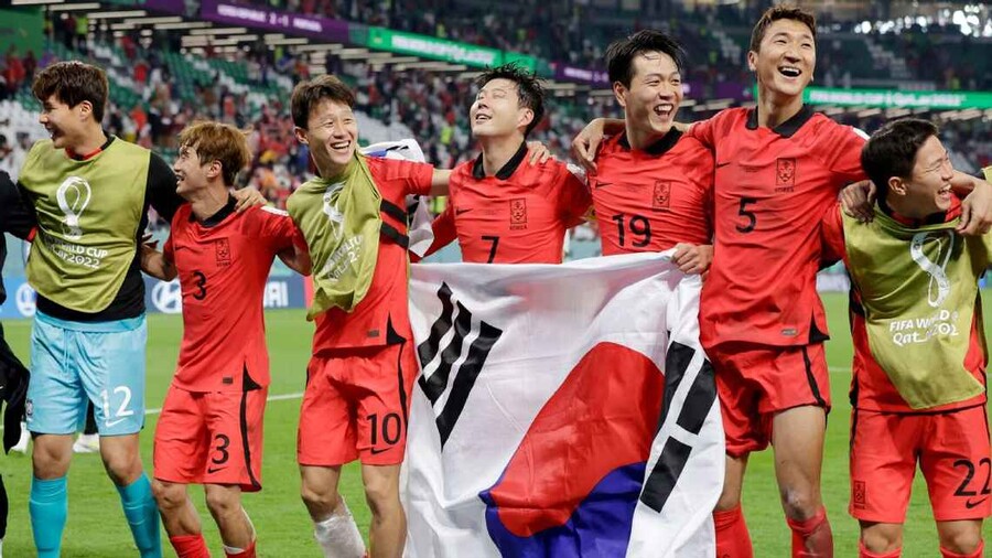 ▲ 이제 손흥민(사진 왼쪽에서 넷째)은 커리어 4번째 월드컵을 바라본다. ESPN에 따르면 "전성기 정점은 지났을지 몰라도 여전히 한국 축구에서 가장 영향력 있는 선수"다. 김민재와 이강인, 황인범, 이재성 등 1~4선에 걸쳐 든든한 동료들도 곁에 있다. 매체는 "(태극전사는) 선수층은 다소 얇을지 모르나 유럽에서 활약하는 베테랑을 다수 보유해 베스트 11만큼은 여전히 막강한 팀"이라며 홍명보호의 조별리그 통과 가능성을 높이 점쳤다. ⓒ ESPN