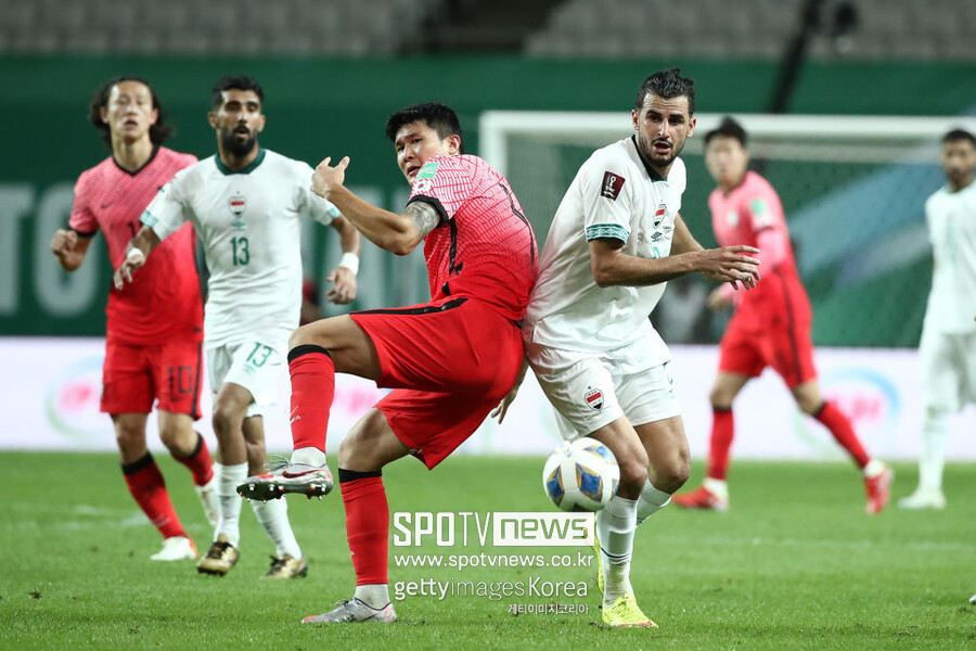 ▲ 2026 북중미 월드컵 본선에 나서는 이라크 축구대표팀 부주장 아이만 후세인(앞줄 오른쪽)이 미국 입국 과정에서 장시간 조사를 받은 것으로 알려졌다.