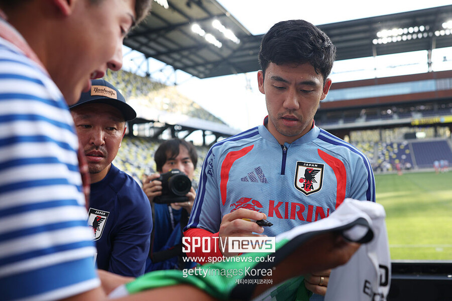 ▲ 8일 일본 축구대표팀의 엔도 와타루가 미국 테네시주 내슈빌의 지오디스 파크에서 열린 공개 연습 도중 팬들에게 사인을 해주고 있다.