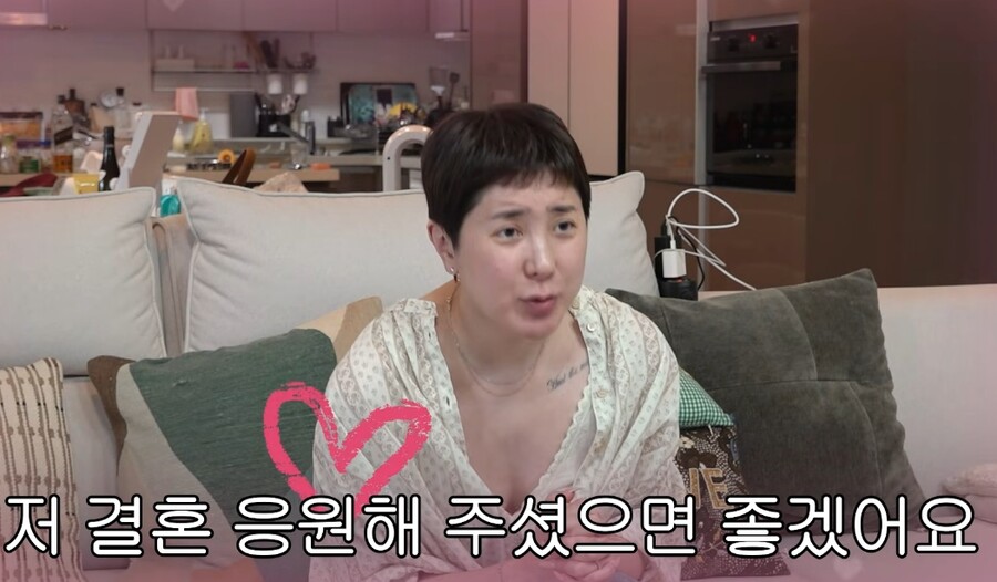 ▲ 서인영이 결혼 관련 질의응답을 진행하며 예비 남편에 대한 애정을 드러냈다. 출처|유튜브 채널 ‘개과천선 서인영’