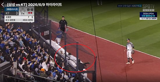 ▲ KT 위즈 허경민이 파울 지역에서 몸을 날려 타구를 잡아내고 있다. ⓒ중계방송 화면 캡처