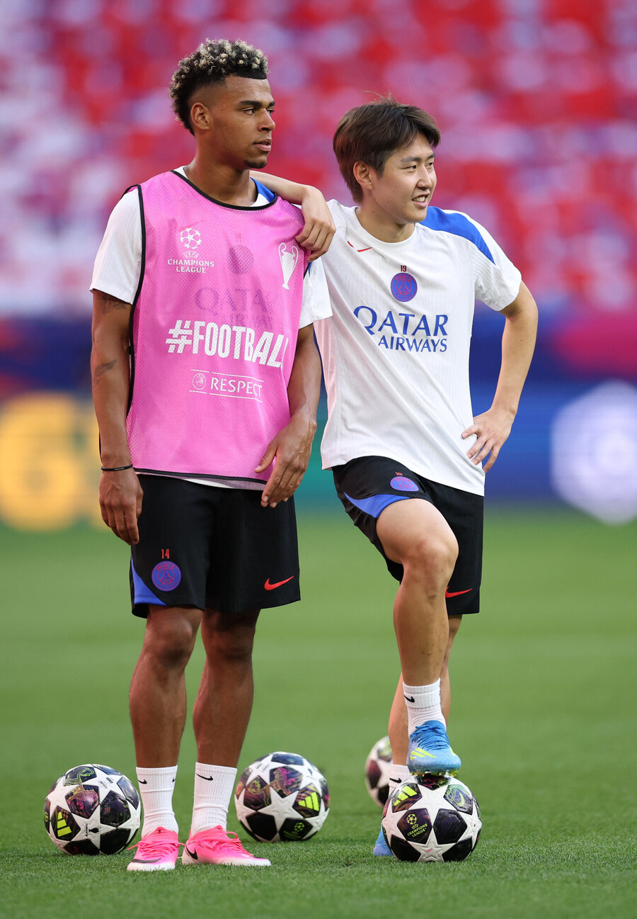 ▲ PSG 보드진은 그간 이강인(오른쪽)의 가치를 높이 평가해 왔다. 이 탓에 2023년 한국인 미드필더를 품에 안기 위해 마요르카에 지불한 이적료 2200만 유로(당시 약 314억 원) 배 이상을 상회하는 거금을 요구해온 것으로 전해진다. ⓒ 연합뉴스 / REUTERS