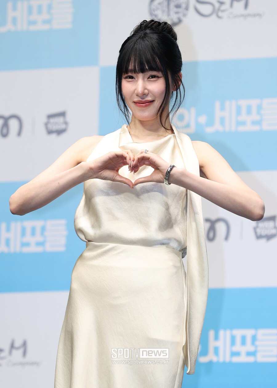 [포토S] 티파니 영, '♥변요한 향한 하트'