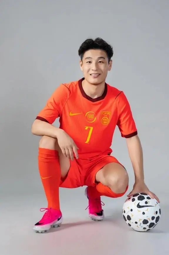 '중국의 손흥민' 엄청난 파격 대우…우레이, 16년 中 대표팀 인생 총정리 → '100' 새긴 특별 유니폼 공개