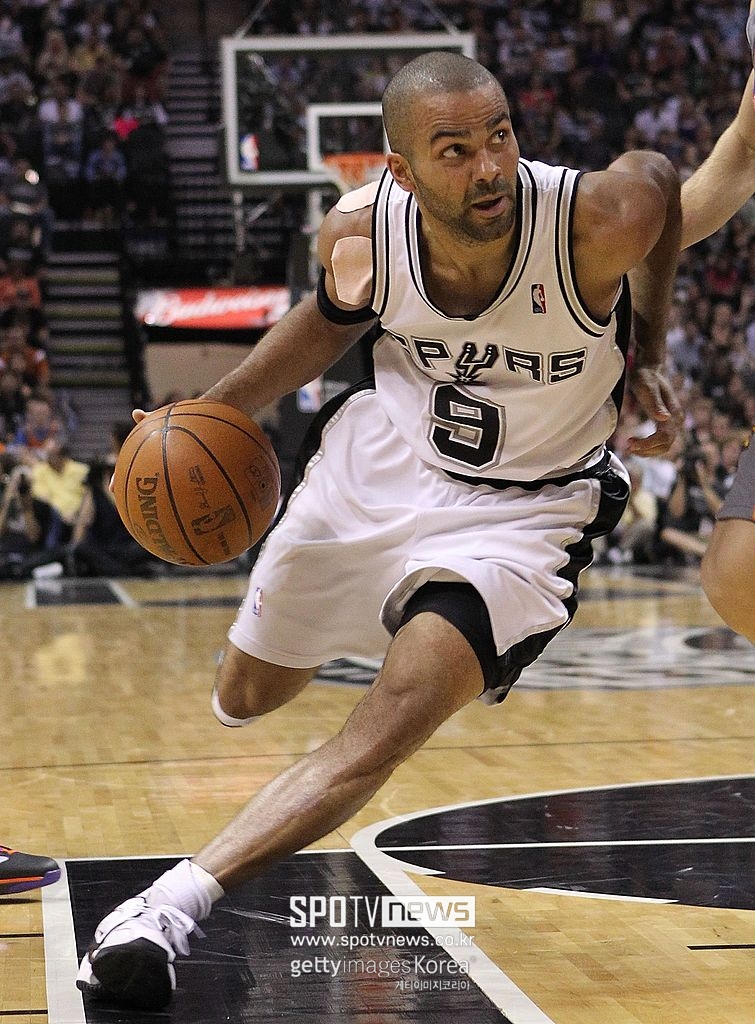▲ 토니 파커는 샌안토니오 스퍼스에서 18년간 몸담으며 NBA 우승 4회, 올스타 6회, 올-NBA 세컨드팀 3회, 파이널 MVP 1회를 거머쥐었다. 누구보다 화려한 커리어를 쌓은 스퍼스 역대 최고 1번으로 꼽히는 레전드 가드다. 다만 현역 시절 팀 동료 아내와 불륜설이 도는 등 사생활 면에선 여러 '잡음'으로 입길에 올랐다.