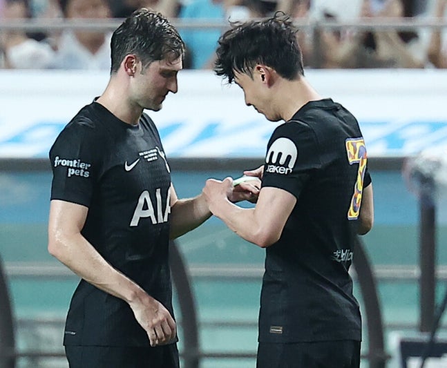 [오피셜] 진짜 '미스터 토트넘' 손흥민보다 오래 남았다…SON 인증 '최고 절친' 데이비스, 또 재계약 '13년' 충성 맹세
