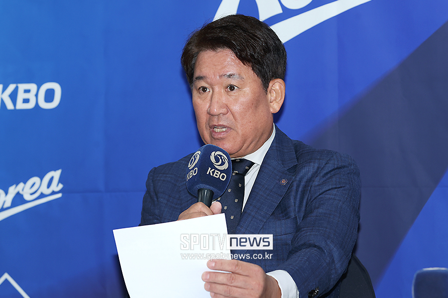[포토S] 최종 명단 발표하는 조계현 KBO 전력강화위원장
