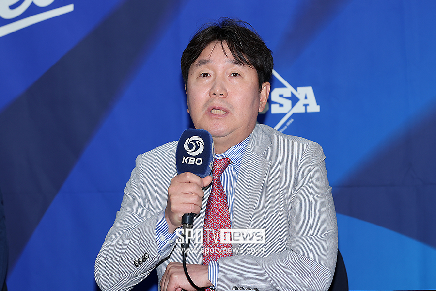 [포토S] 질문에 답하는 류지현 감독