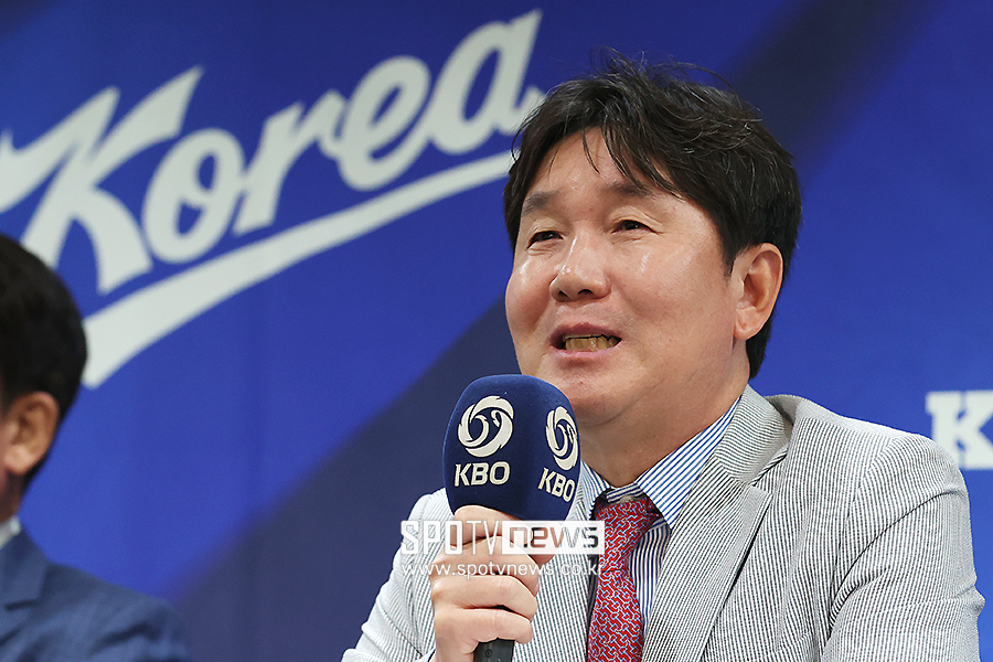[포토S] 명단 발표하는 류지현 감독