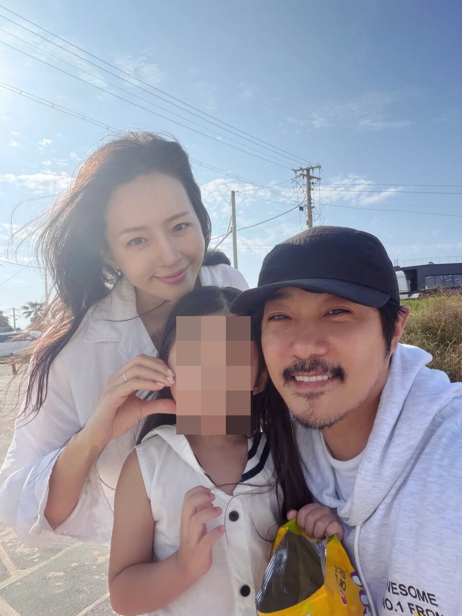 KCM, '연예인급 미모' 아내·붕어빵 딸과 활짝…"행복 멀리 있지 않아"