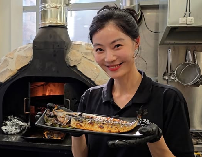 '4년 공백' 윤소이, 깜짝 근황…성수동 식당 사장 됐다 "직접 요리·서빙까지"