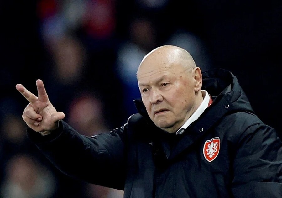 ▲ 체코 축구대표팀을 이끄는 미로슬라프 코우베크(사진) 감독이 20년 만에 밟는 월드컵 본선 무대를 앞두고 자신감을 드러냈다. 한국과 조별리그 첫 경기를 앞둔 그는 "부담은 없다"며 손흥민(위 사진) 봉쇄에도 강한 자신감을 보였다. ⓒ 'bharian' SNS