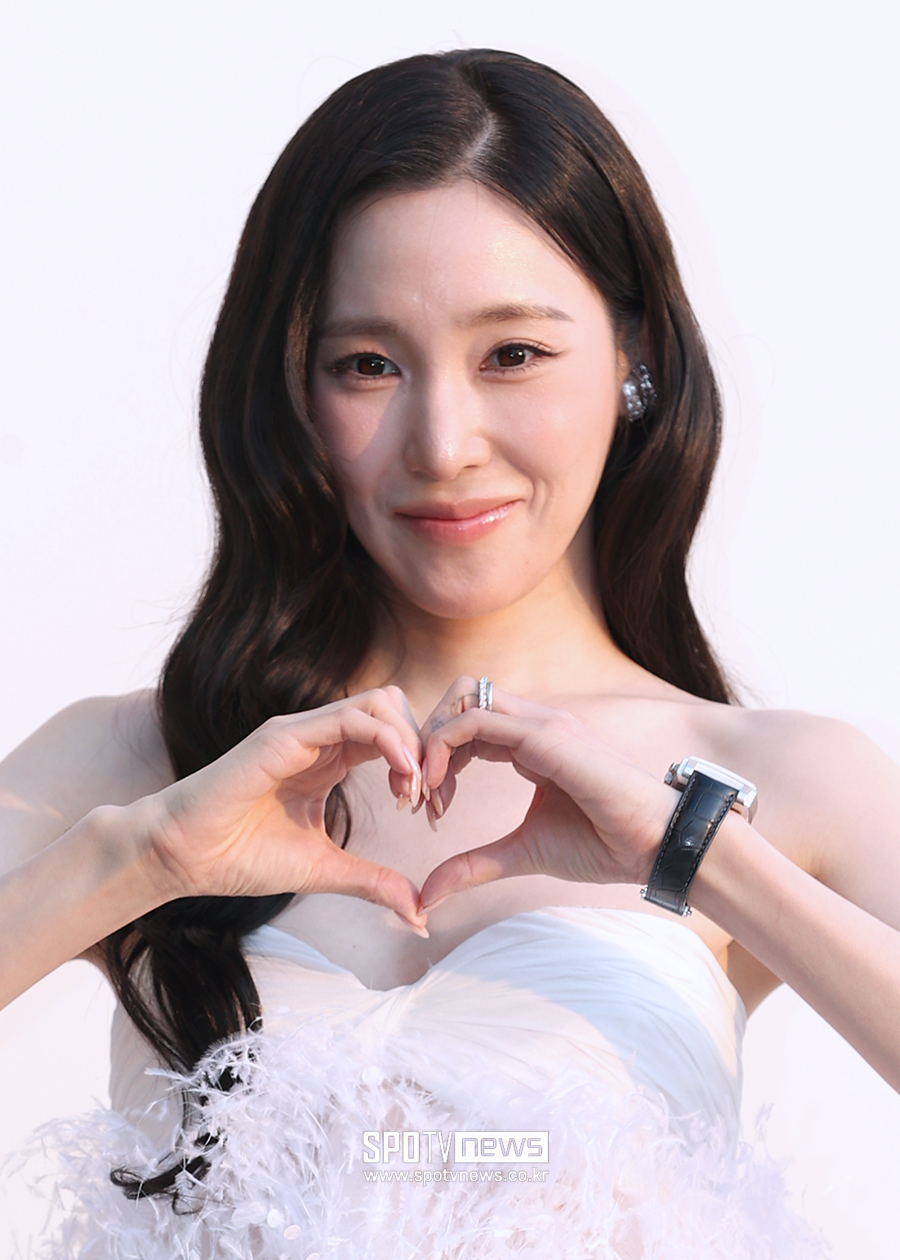 [포토S] 티파니 영, '왼손 약지에 빛나는 반지'
