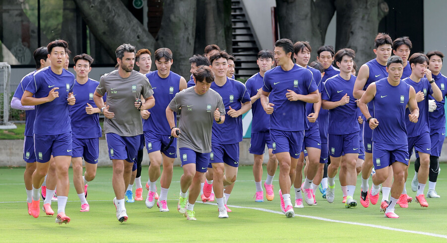 ▲ 홍명보 축구대표팀 감독은 선수들과 대화하며 서로를 알아가는 것에 집중했다. ⓒ연합뉴스