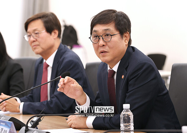 문체부 최휘영 장관은 지난달 11일 서울 종로구에서 열린 프로축구 성장위원회 공개회의 현장에서 스포티비뉴스의 체육기금 관련 질문에 "문체부는 당연히 체육기금을 체육을 위해 더 많이 활용하고 싶다"며 "재정 당국과 협의 과정에서 우리가 원하는 만큼 반영되지 못한 부분이 있었지만, 내년도 예산 편성 과정에서도 체육 분야에 더 많이 활용될 수 있도록 계속 노력할 것"이라고 말했다. ⓒ곽혜미 기자