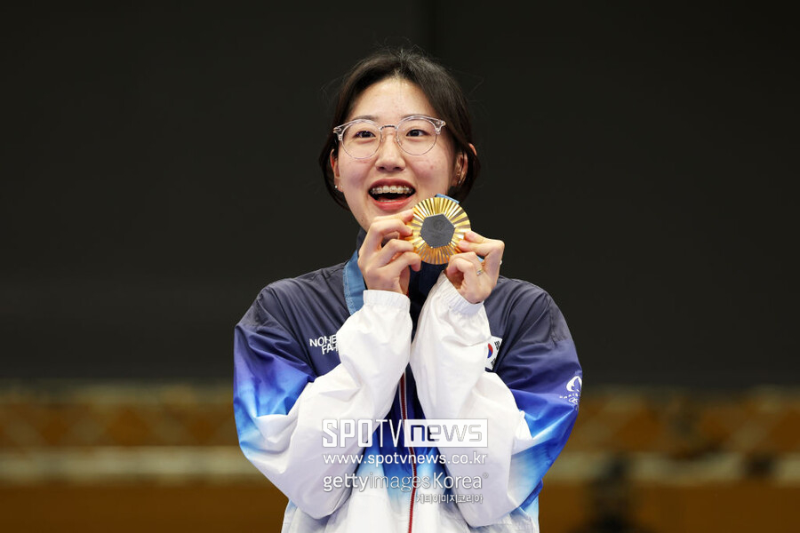 2024 파리올림픽 여자 권총 25m에서 금메달을 목에 건 양지인. 