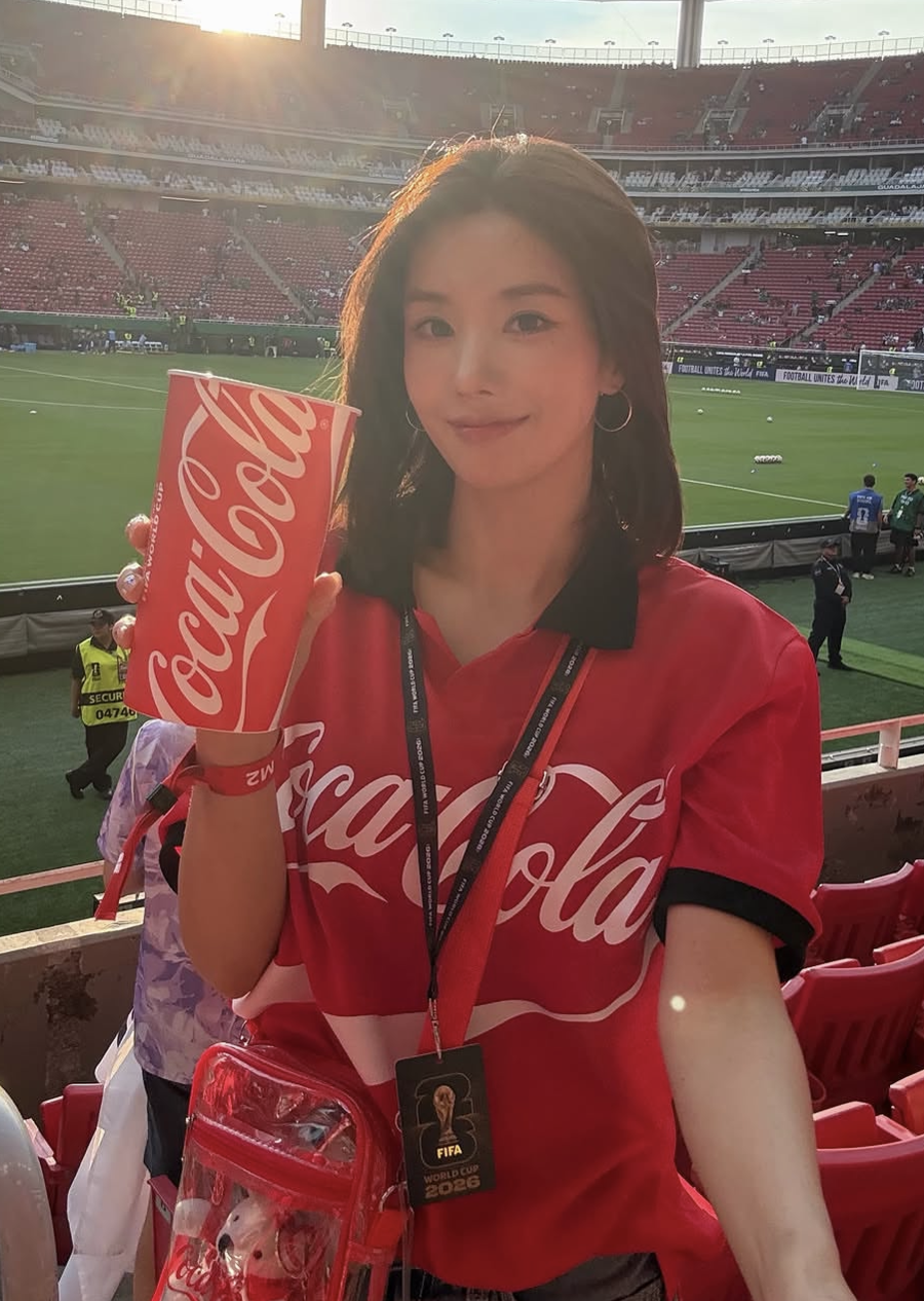 '워터밤 여신' 권은비, '체코전 승리여신' 됐다…"대한민국 가자!"