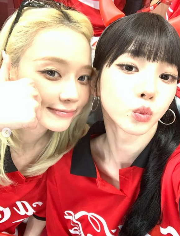 "관중석에 한국 미녀들 누구야"→"일본 경기도 보러 와 주길" 日 축구 팬들 난리났다, 체코전 찾은 특별한 손님들에 '열광'