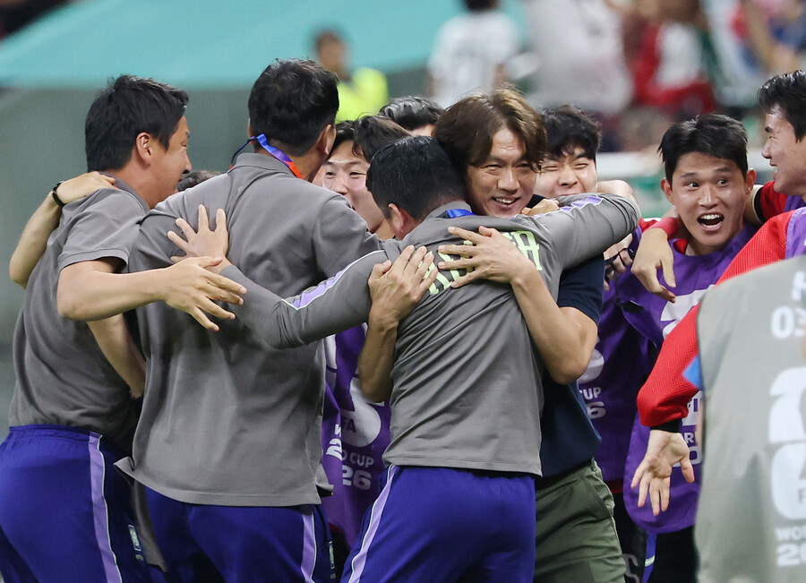 ▲ 11일(현지시간) 멕시코 사포판 과달라하라 스타디움에서 열린 2026 북중미 월드컵 A조 1차전 한국과 체코의 경기가 한국의 2대1 역전승으로 끝났다. 경기 종료 휘슬이 울리자 홍명보 감독과 선수들이 환호하고 있다.  ⓒ연합뉴스