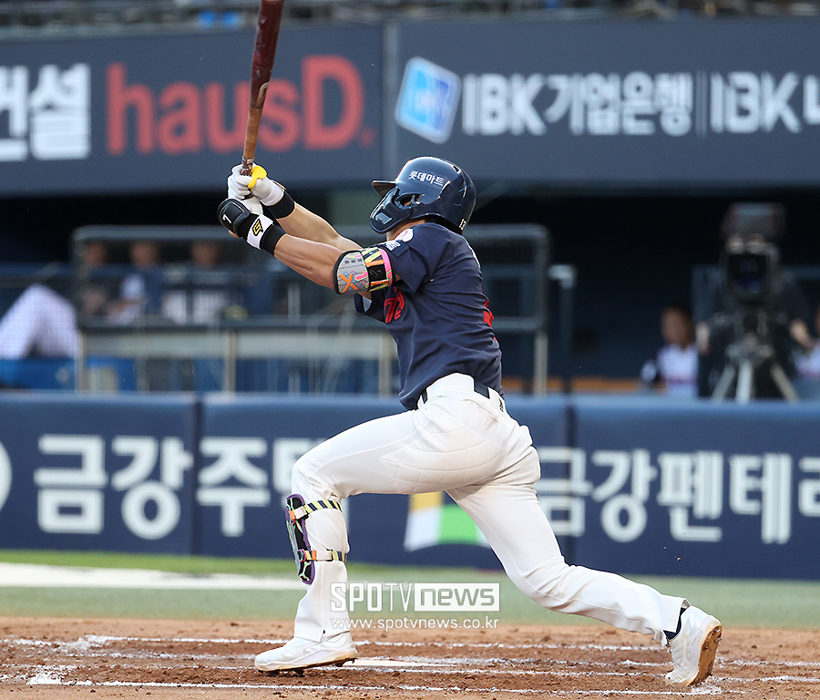 [포토S] 중견수 플라이 날리는 전민재