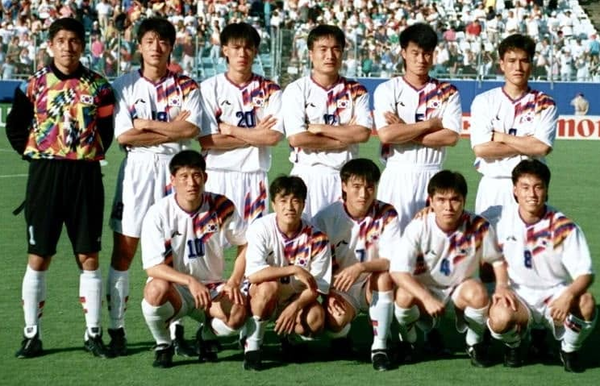 ▲ 홍명보(사진 뒷줄 왼쪽에서 세 번째) 한국 축구대표팀 감독은 1994 미국 월드컵 스페인과 조별리그 1차전에서 1골 1도움을 수확했다. 0-2로 끌려가던 상황에서 따라붙는 프리킥 골로 '발끝'을 예열하더니 후반 추가시간엔 서정원 현 랴오닝 톄런 감독의 극적인 동점골을 어시스트해 온 국민을 기쁘게 했다. ⓒ 'Bahta Rudin' SNS