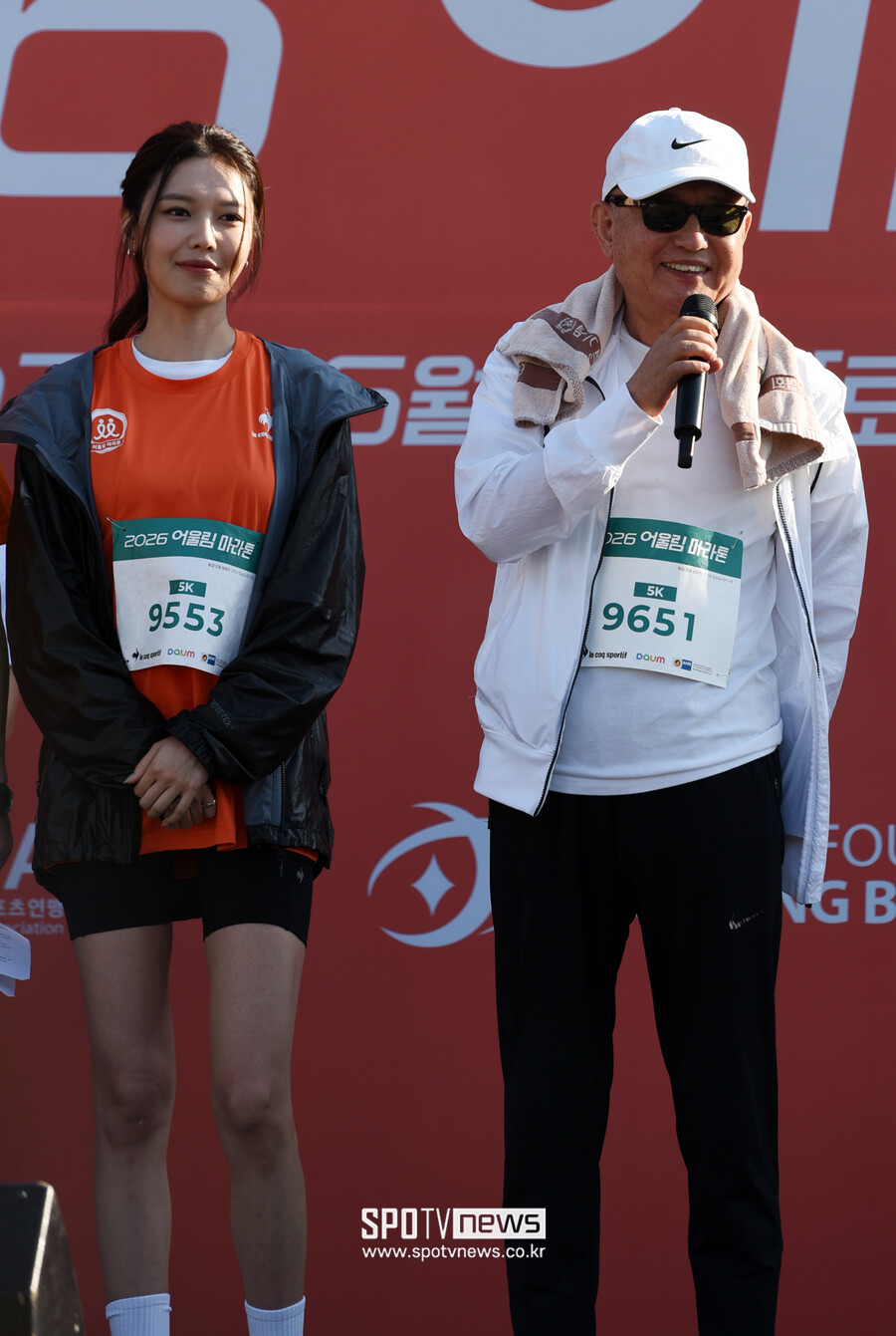 [포토] 수영 '실명퇴치운동본부 최정남 회장님, 제 아버지에요'