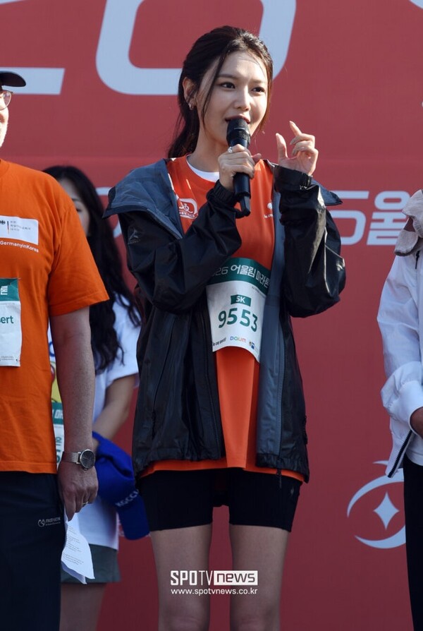 ▲ 수영이 13일 오전 서울 성산동 서울월드컵공원 평화광장에서 열린 '제12회 시각장애인과 함께하는 어울림 마라톤 대회' 사전 행사 무대에 올라 인사말을 하고 있다. 박성기 기자