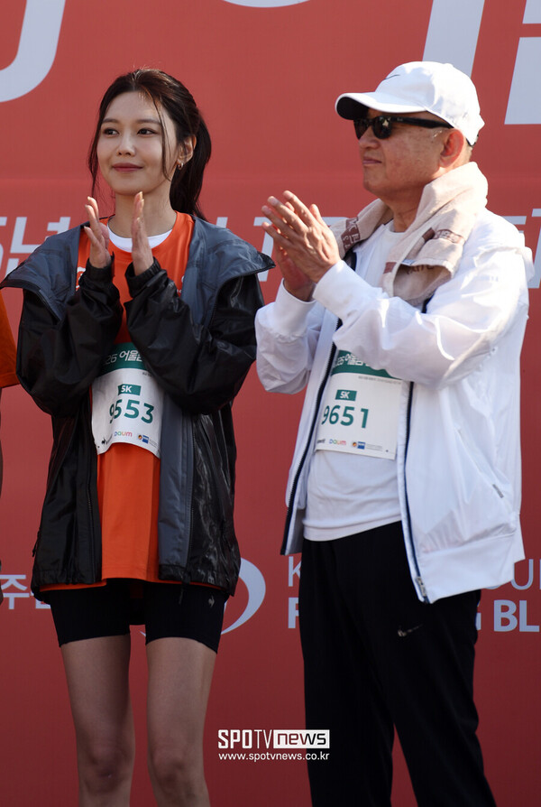 ▲ 수영이 13일 오전 서울 성산동 서울월드컵공원 평화광장에서 열린 '제12회 시각장애인과 함께하는 어울림 마라톤 대회' 사전 행사에서 자신의 아버지인 실명퇴치운동본부 최정남 회장과 함께 무대에 올랐다. 박성기 기자