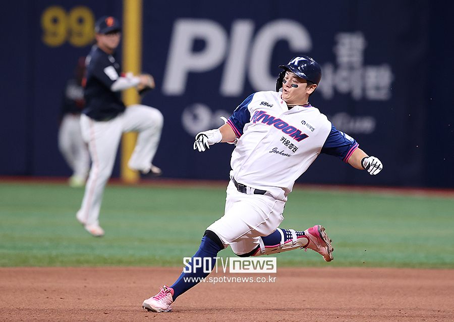 [포토S] 최주환, '2루까지 간다!'