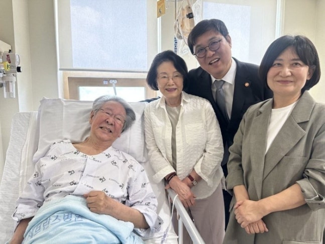 "입원 최불암, '파하' 웃음으로 맞아줘"..최휘영 장관, 직접 문병 '근황 밝혔다'