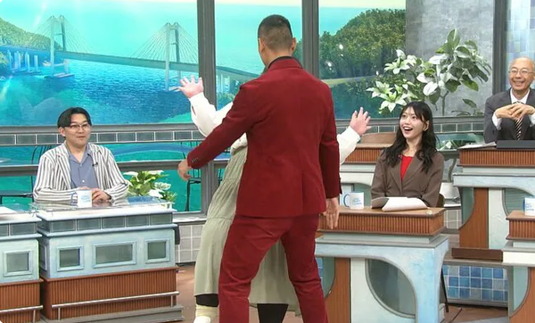 ▲ 정대세(사진 속 붉은색 정장 입은 이)는 스튜디오에서 직접 몸으로 움직이며 프랭키 더용 봉쇄법을 설명했다.  ⓒ 일본 'mezamashi'