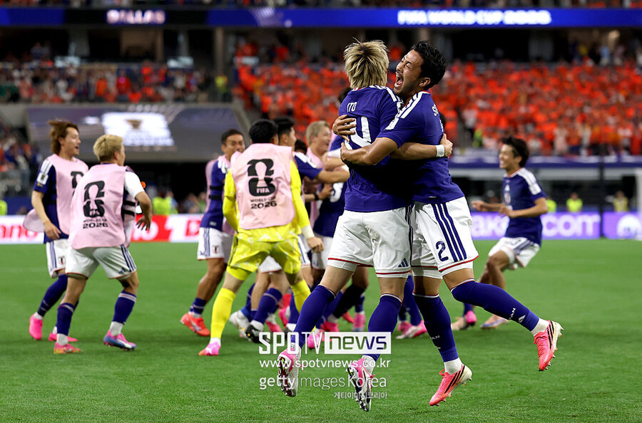 [월드컵 REVIEW] 일본, 후반 44분에 해냈다…네덜란드 상대로 2-2 극적인 무승부 달성 → 일찍 잠군 네덜란드 낭패