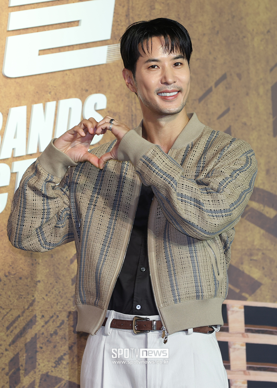 [포토S] 김지석, '하트 뿅'