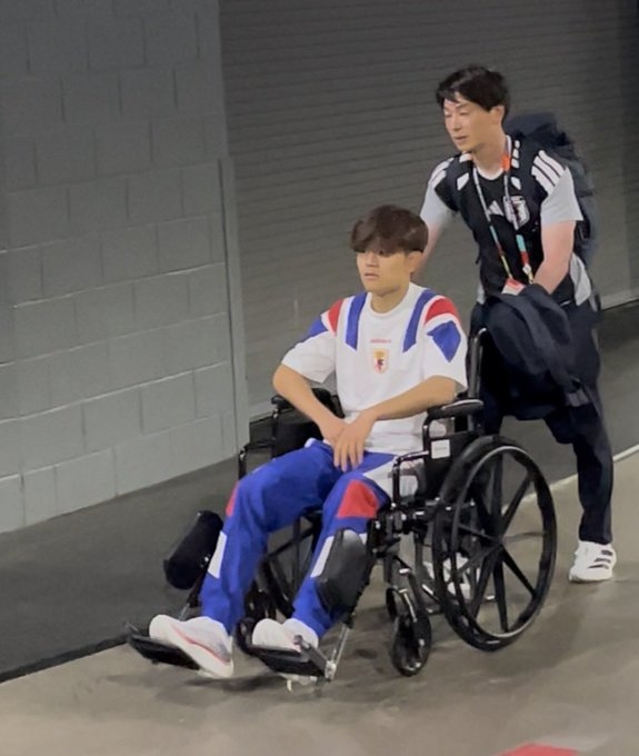 충격! 日 에이스, 휠체어 타고 나갔다…월드컵 조기 하차 우려 → 쿠보 "인대가 당기는 느낌" 열도 긴장
