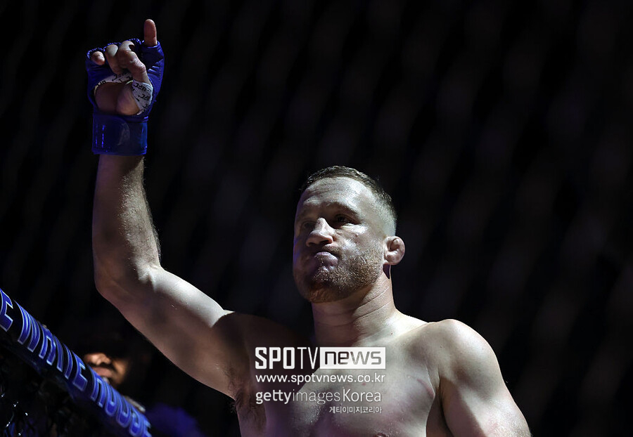'17전 17승 토푸리아 쓰러졌다' 대이변! 게이치 UFC 라이트급 챔피언 등극…트럼프 앞 미국 챔피언 탄생