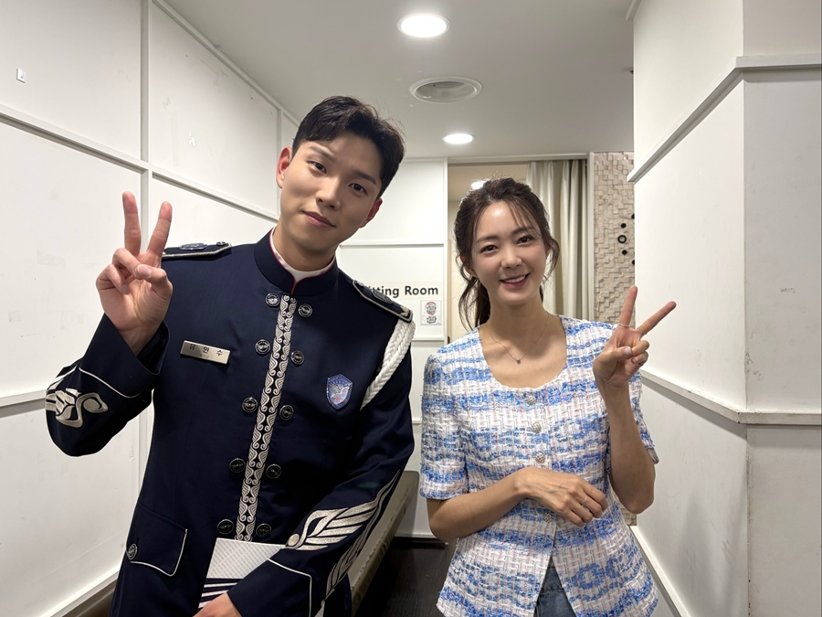 '공군 군악대' 유인수, 이요원 만났다…"한솥밥 먹는 사이"
