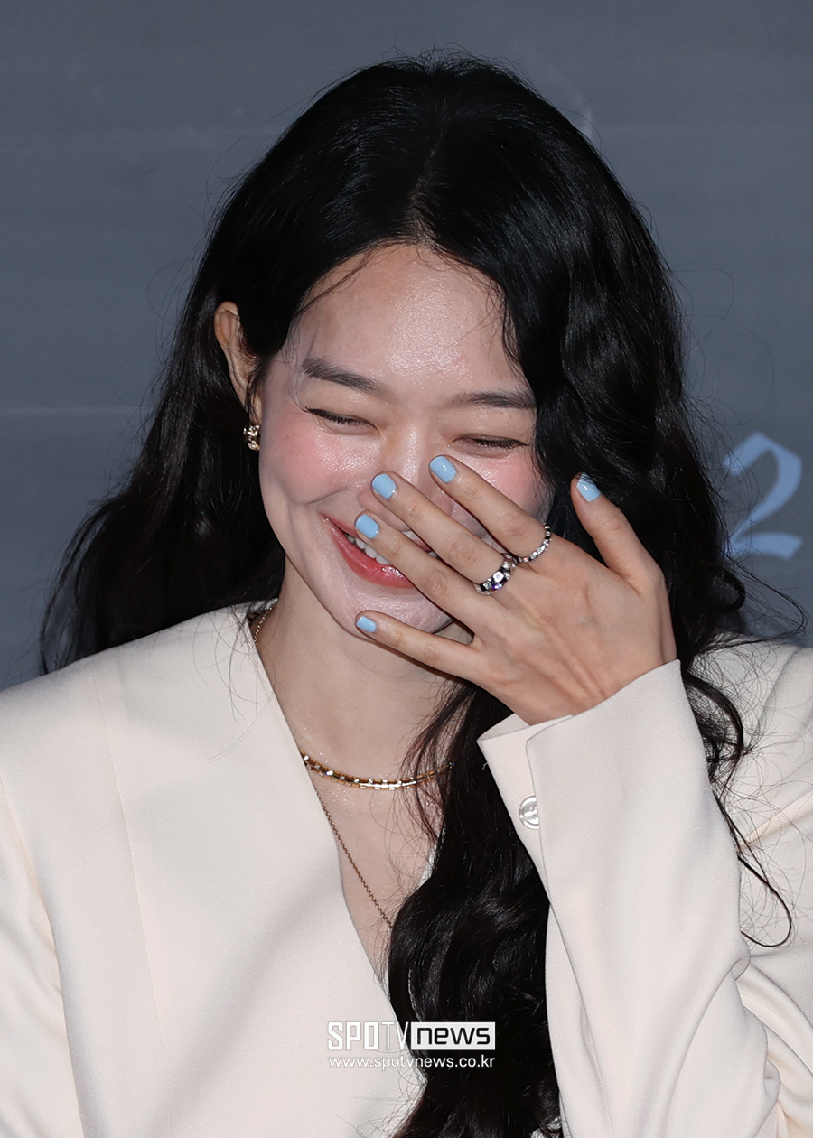 [포토S] '김우빈♥'신민아, '왼손에 빛나는 반지'
